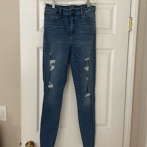 ABERCROMBIE AND FITCH SKINNY JEANS